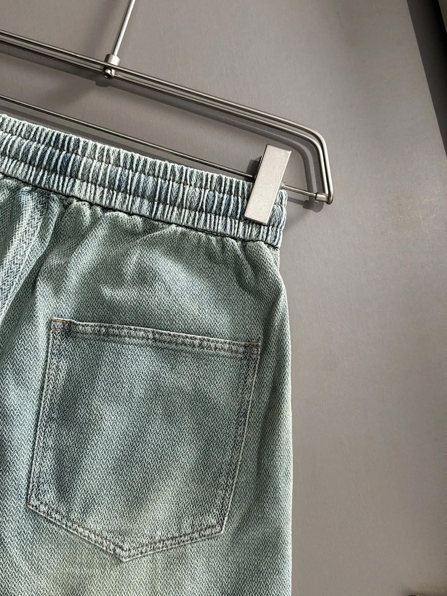 🅿️330 Stone Island 2025 summer new jeans denim shorts are woven from imported Japanese Denim plain cotton denim fabrics. They have three standards. The top stonewashing process makes the texture reach the old taste of the 1980s. It is soft, delicate, comfortable and breathable. The color has a modern and fashionable vicissitudes. The upper body is versatile and fashionable! Light luxury, a must-have item for daily commuting! Size: M-4XL (please state your height and weight when placing an order)